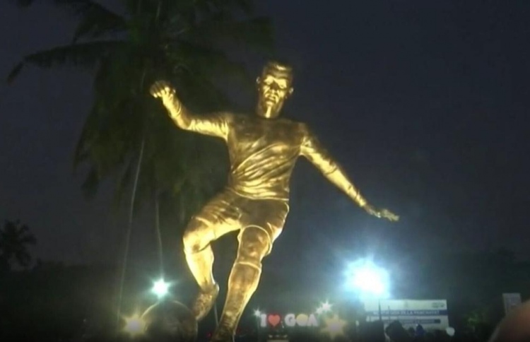 ރޮނާލްޑޯގެ ސްޓެޗޫއަކާ ހެދި ހިޔާލު ތަފާތުވުންތަކެއް