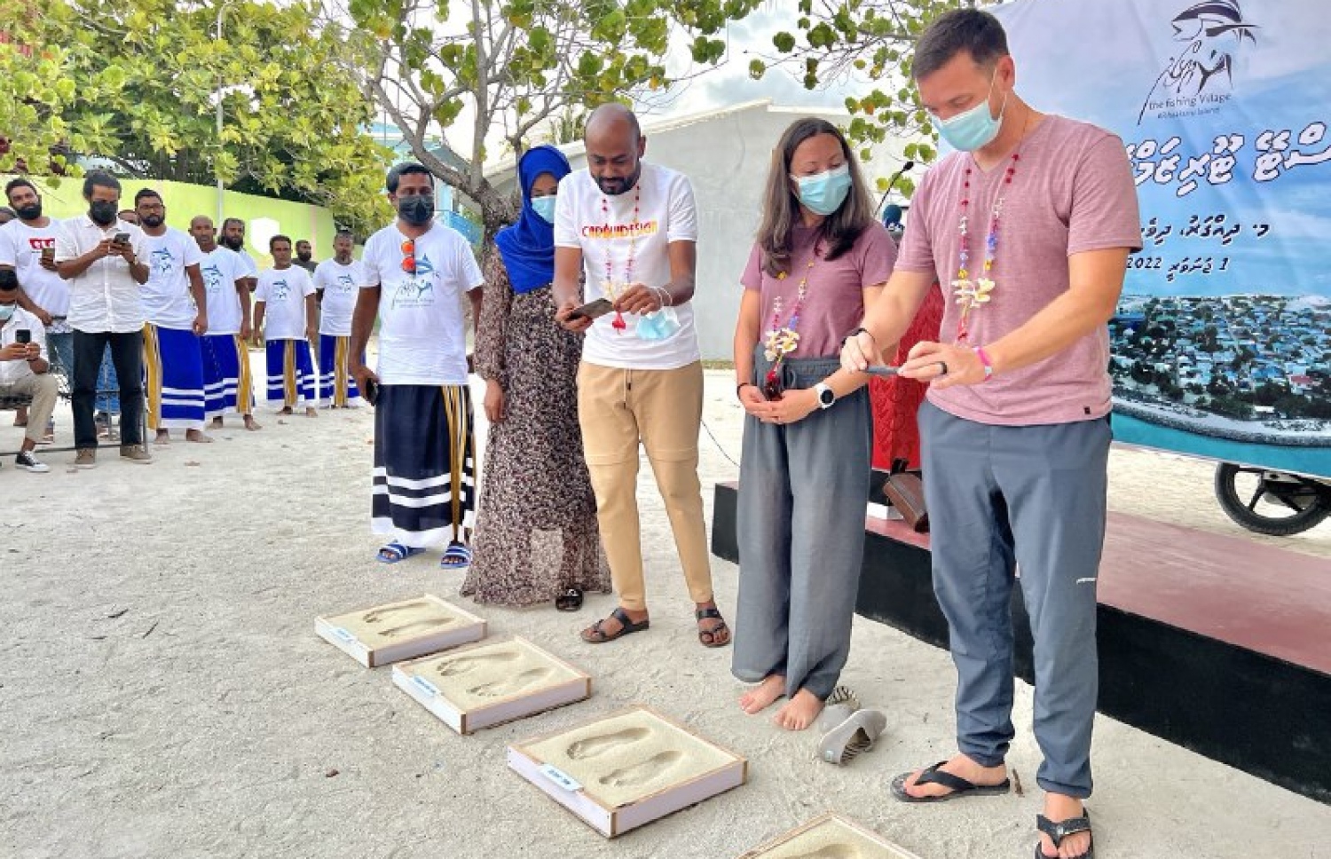 ރާއްޖޭގައި ހޯމްސްޓޭ ޓޫރިޒަމް ފެށުމުގެ ގޮތުން ދިއްގަރުގައި މިއަދު ބޭއްވި ރަސްމިއްޔާތުގައި، ހޯމްސްޓޭއަށް މި ރަށަށް އައި ޓޫރިސްޓުންގެ ފައިތިލައިގެ ނިޝާން ނެގުމަށްފަހު ފޮޓޯނަގަނީ.-- ފޮޓޯ: އަމާނީ އަބްދުﷲ/ މިހާރު