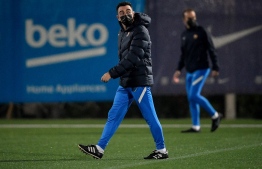 Barcelona's Spanish coach Xavi looks on during a training session in Barcelona on January 1, 2021. --Photo: Pau Barrena / AFP