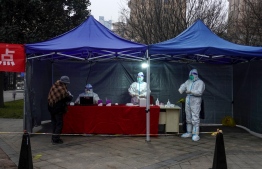 A resident prepares to undergo a nucleic acid test for the Covid-19 coronavirus in Xi'an in China's northern Shaanxi province on January 4, 2022. -- Photo: AFP