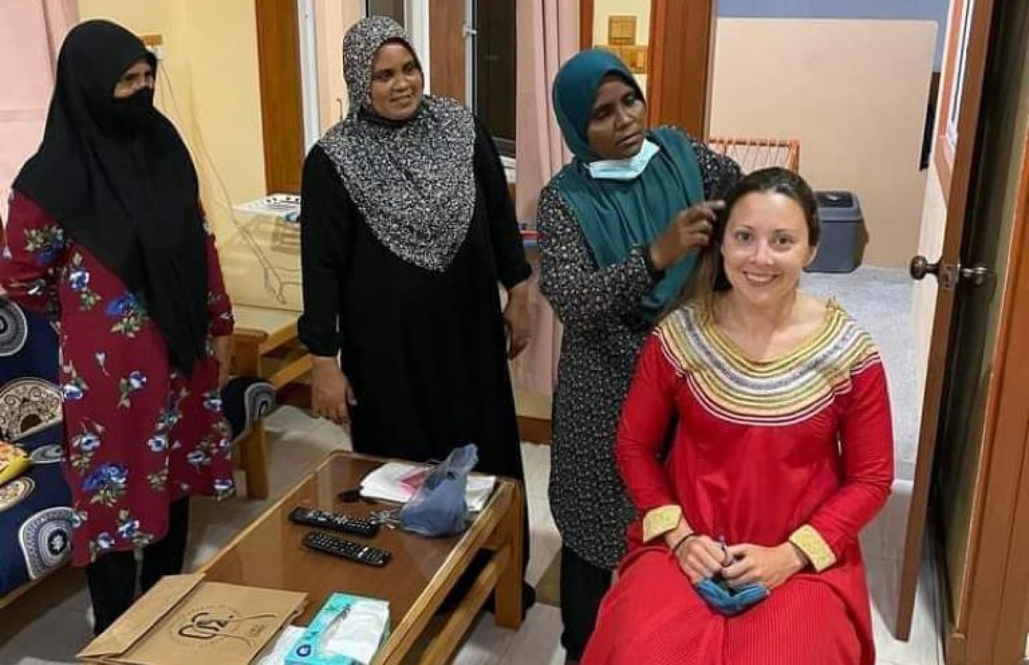 ދިއްގަރަށް ދިޔަ ޓޫރިސްޓަކު، އޭނާ ހުރި ގޭގެ މީހުންނާ އެކު ދިވެހި ލިބާހުގައި -- ފޮޓޯ: ސޯޝަލް މީޑިއާ