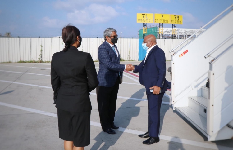 ޗައިނާގެވަޒީރަށް މަރުހަބާ ދަންނަވަން ޝާހިދު ވަޑައިގެންފި