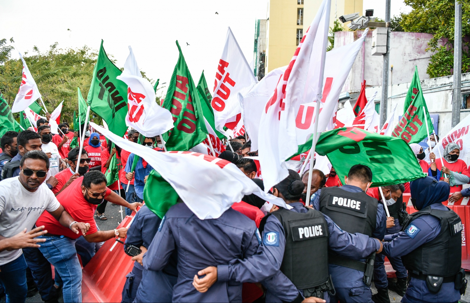 އިންޑިއާ އައުޓް ޖަހާފައިވާ ދިދަތަކެއް ހިފައިގެން އިދިކޮޅުން ބޭއްވި ހަރަކާތެއް ފުލުހުން ހުއްޓުވަނީ.-- ފޮޓޯ؛ ނިޝާން އަލީ/ މިހާރު