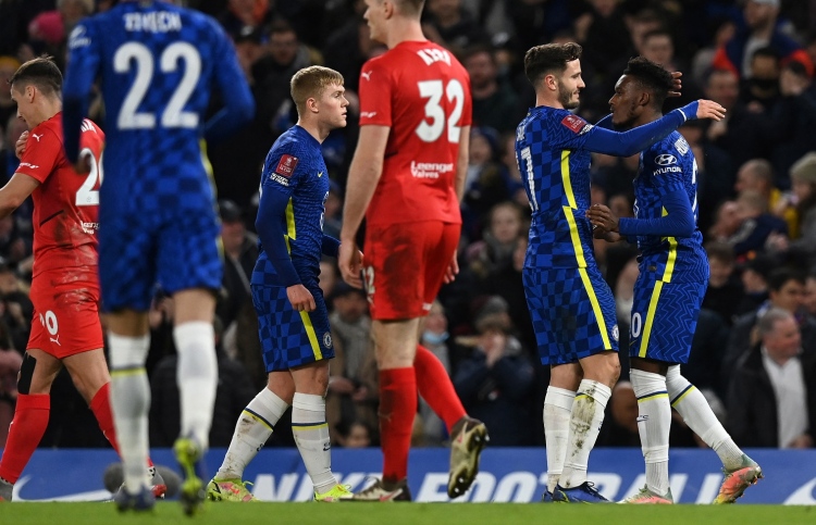 ނިއުކާސަލް ކަޓައިފި، ޗެލްސީ އާއި ލެސްޓާ ކުރިޔަށް