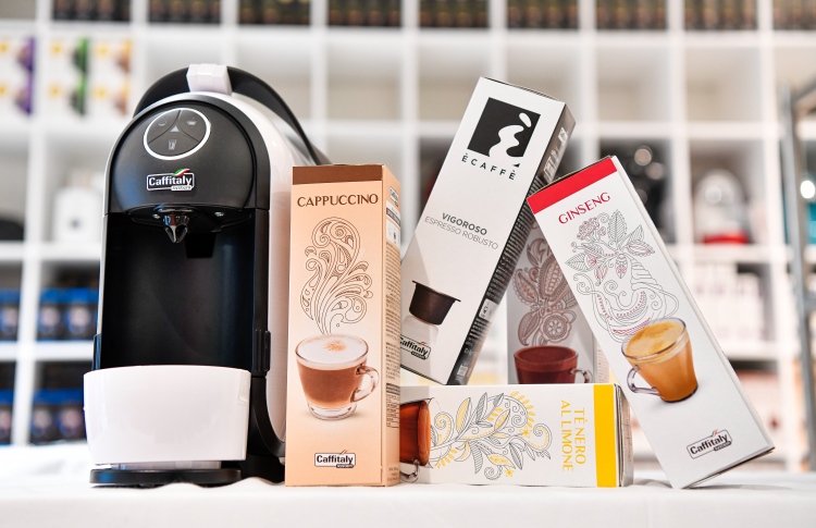 ކެފިޓަލީގެ ކެޕްސޫލާއި ކޮފީ މެޝިން: ގިނަ އަދަދެއްގެ އާ ފްލެވާތަކެއް މިހާރު އެސްޓްރަބޮން އިން ލިބޭނެ-- ފޮޓޯ: ފަޔާޒު މޫސާ/މިހާރު