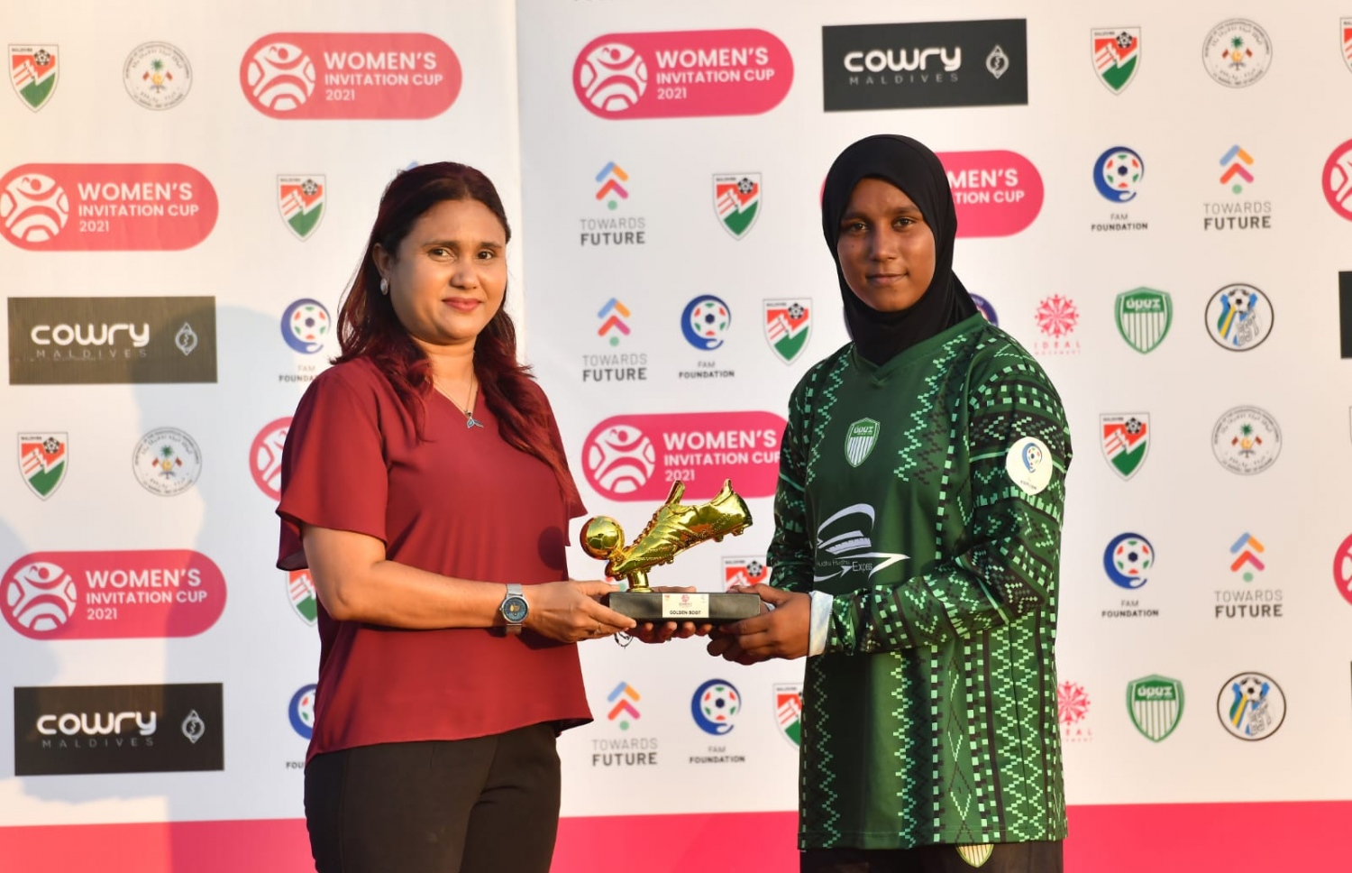 ފައިނަލް މެޗަށް ވަޑައިގެންނެވި އެފްއޭއެމްގެ އެކްސްކޯ ހަމައެކަނި މެންބަރު މަރަޔަމް ޝާނީޒް (ވ) މުބާރާތުގައި ކުޅުންތެރިޔަކަށް އިނާމު ދެއްވަނީ