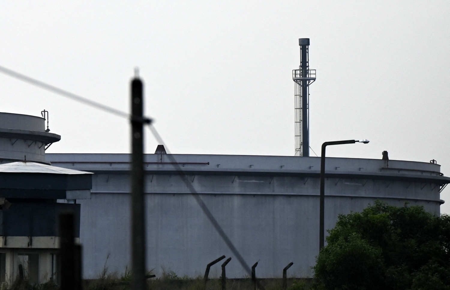 ސުޕަގަސްކަންޑާ ރިފައިނަރީ: ކްރޫޑް އޮއިލް އެތެރެކުރާނެ ޑޮލަރު ނެތުމުން އެ ރިފައިނަރީ ވަނީ ބަންދުކޮށްފައި. --ފޮޓޯ:އޭއެފްޕީ