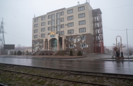 A photo shows the damaged Nur-Otan party headquarters building in Almaty on January 8, 2022, after violence that erupted following protests over hikes in fuel prices. - Kazakhstan's president has rejected calls for talks with protesters after days of unprecedented unrest, vowing to destroy "armed bandits" and authorising his forces to shoot to kill without warning. In a new effort to pacify the protesters, the government sets fuel price limits for six months. -- Photo: Alexandr Bogdanov / AFP