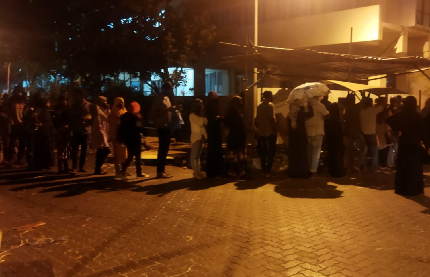 ކޮވިޑަށް ޓެސްޓުކުރުމަށް ސާމްޕަލް ދިނުމަށް ސޯޝަލް ސެންޓަރު ސަރަހައްދުގައި މިރޭ ކިއު ހަދާލާފައި.- ޓްވިޓާ ފޮޓޯ: ފިރާޝް