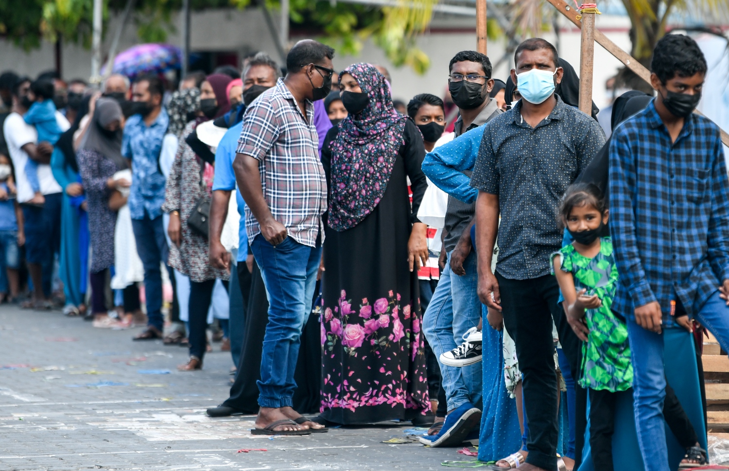 ކޮވިޑް ޓެސްޓުކޮށްގެން ނޫނީ ރަށަށް ނުދެވޭ ގޮތަށް އެޗްޕީއޭއިން ކުއްލިއަކަށް އިއުލާންކުރުމާ އެކު ގިނަ ބަޔަކު ކުޑަކުދިންނާއި ދުވަސްވީ މީހުން ޕީސީއާރު ހަދަން ސޯޝަލް ސެންޓަރުގެ ކިއުގައި ޖެހިފައި.-- ފޮޓޯ: ފަޔާޒް މޫސާ / މިހާރު