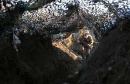 A Ukrainian Military Forces servicemen walks on a trench on the frontline with Russia-backed separatists near to Avdiivka, Donetsk, southeastern Ukraine, on January 8, 2022. -- Photo: Anatolii Stepanov/ AF