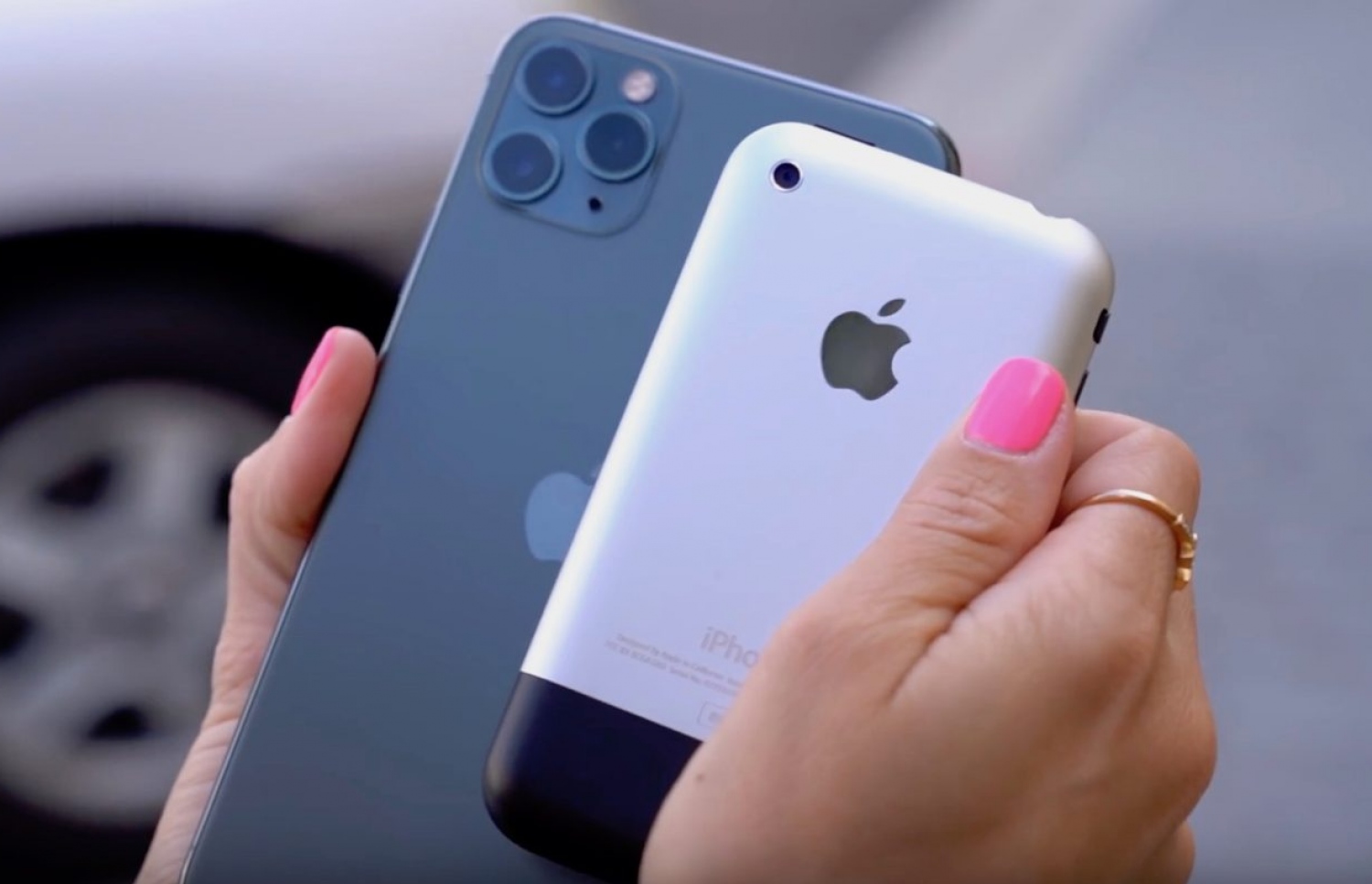 ފުރަތަމަ އައިފޯނާއި މިހާރުގެ އައިފޯނެއް.