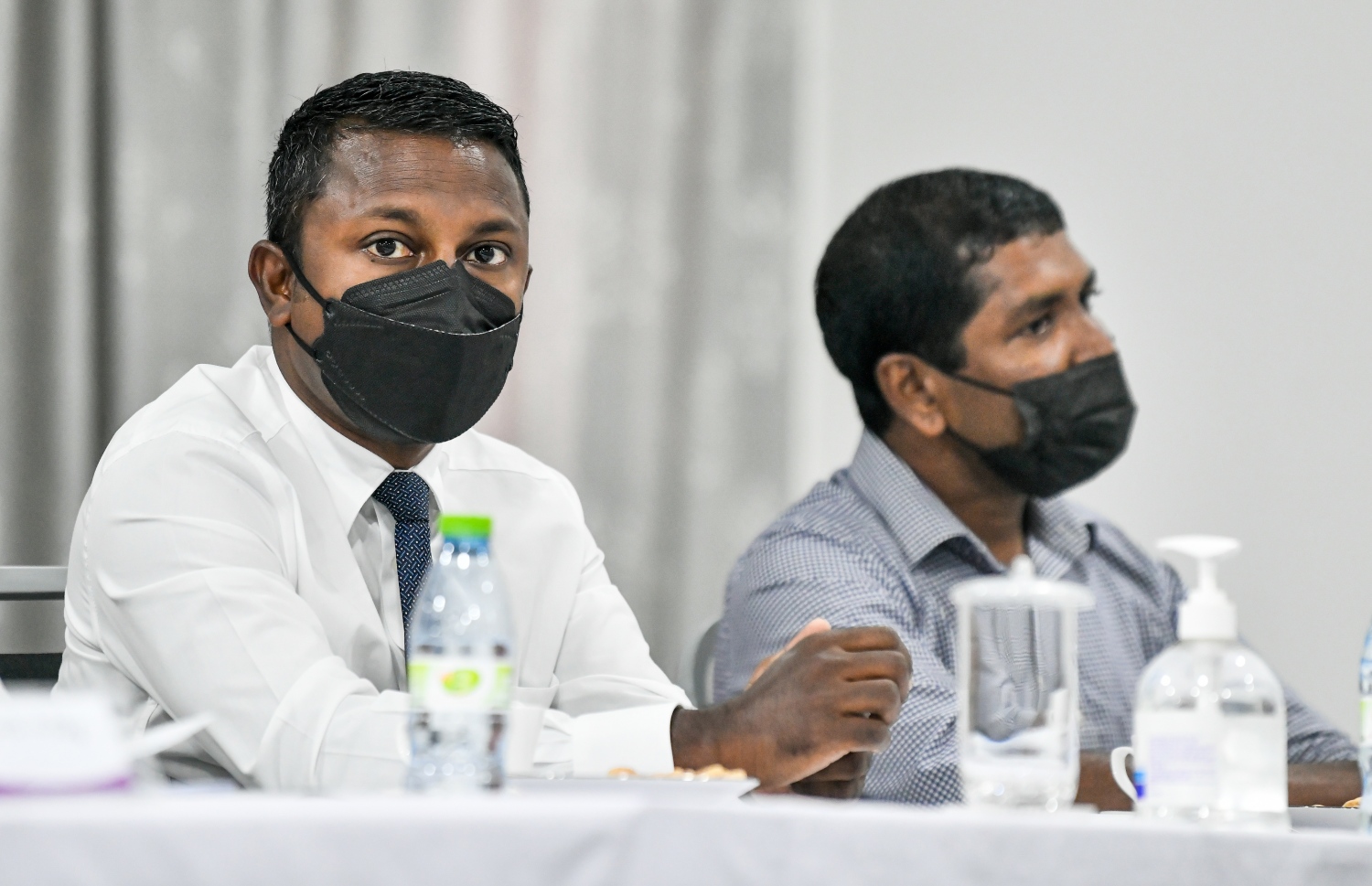 އީސީން ސިޔާސީ ޕާޓީތަކާއެކު މިއަދު ބޭއްވި ބައްދަލުވުމުގައި އެމްއެންޕީގެ ނައިބު ރައީސް އުޝާމް ބައިވެރިވެވަޑައިގަންނަވަނީ.---ފޮޓޯ: ފަޔާޒު މޫސާ/ މިހާރު