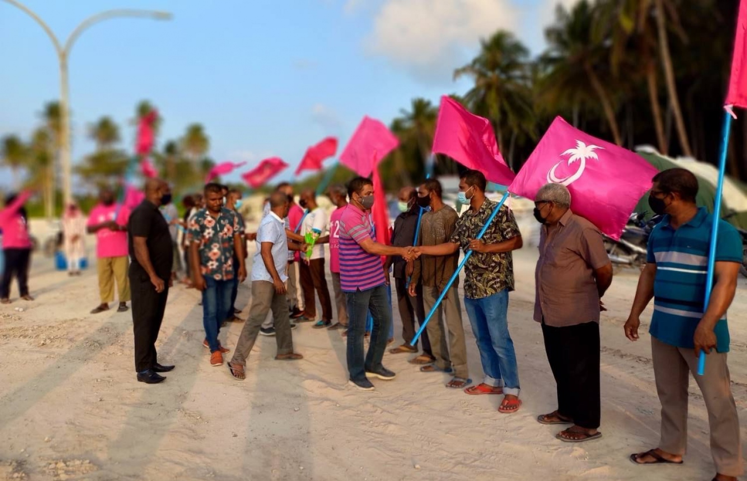 ޕީޕީއެމުން ކޮމަންޑުއަށް ދިއުމުން ސަޕޯޓަރުން މަރުހަބާ ކިޔަނީ. -- ފޮޓޯ/ ޕީޕީއެމް