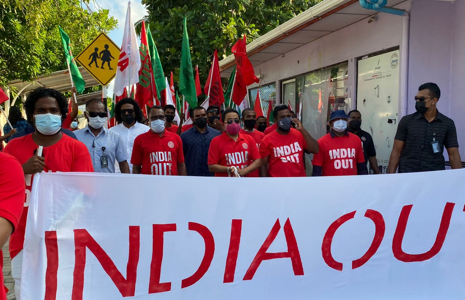 އިދިކޮޅު ޕީޕީއެމް/ ޕީއެންސީގެ ސަޕޯޓަރުން ށ. ފުނަދޫގައި ބޭއްވި "އިންޑިއާ އައުޓް" ހަރަކާތުގައި ކުރީގެ ރައީސް އަބްދުﷲ ޔާމީނާއި އިދިކޮޅުގެ އިސްވެރިން ބައިވެރިވެވަޑައިގަންނަވަނީ.