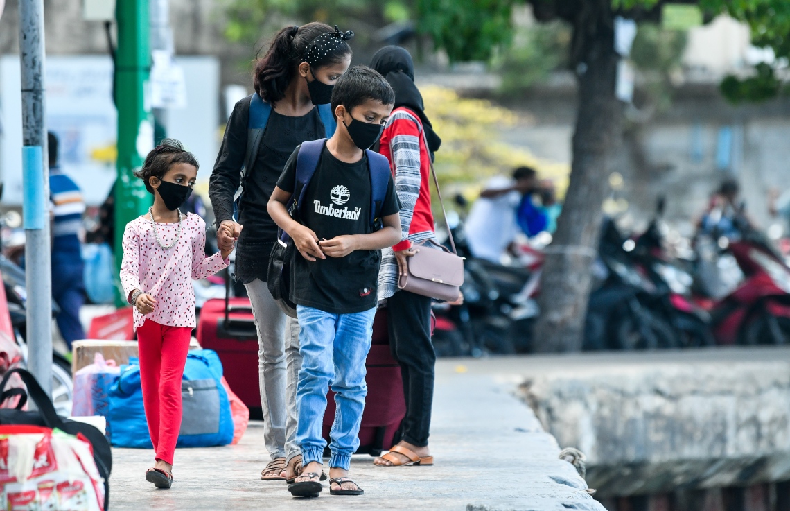 ފުރަން ގޮސްތިބި ބަޔަކު އެމްއެމްއޭ ސަރަހައްދުން ހިނގާފައި ދަނީ --ފޮޓ:ނިޝާން އަލީ/މިހާރު