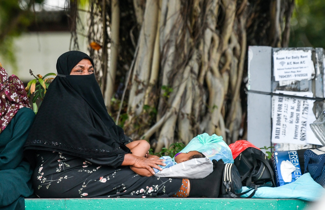 ރަށަކަށް ދިއުމަށް ލޯންޗުގެ އިންތިޒާރުގައި ހުރި އުމުރުން ދުވަސްވީ އަންހެނަކު ޖުމްހޫރީ މައިދާން ސަރަހައްދުގައި މަޑުކޮށްލައިގެން: --. ފޮޓޯ: ފަޔާޒް މޫސާ /މިހާރު