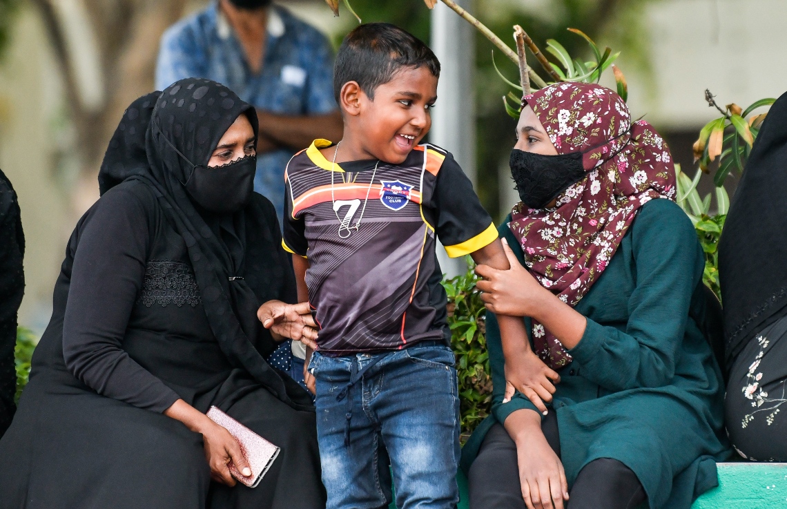 ޗުއްޓީ ނިންމާލުމަށްފަހު އެނބުރި ރަށަށް ފުރަން ގޮސް ތިބި ބަޔަކު ޖުމްހޫރީ މައިދާނުގައި މަޑުކޮށްލައިގެން--. ފޮޓޯ: ނިޝާން އަލީ/މިހާރު