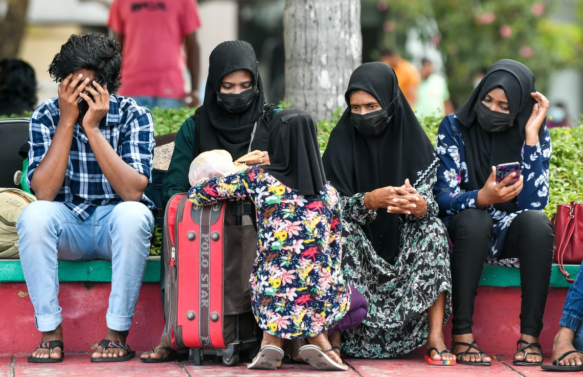 ރަށަކަށް ފުރަން ގޮސް ތިބި ބަޔަކު ޖުމްހޫރީ މައިދާނުގައި މަޑުކޮށްލައިގެން--. ފޮޓޯ: ނިޝާން އަލީ/މިހާރު