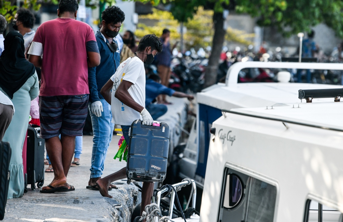 ރަށަކަށް ފުރަން ގޮސް ތިބި ބަޔަކު ޖުމްހޫރީ މައިދާނުގައި މަޑުކޮށްލައިގެން --. ފޮޓޯ: ނިޝާން އަލީ/މިހާރު