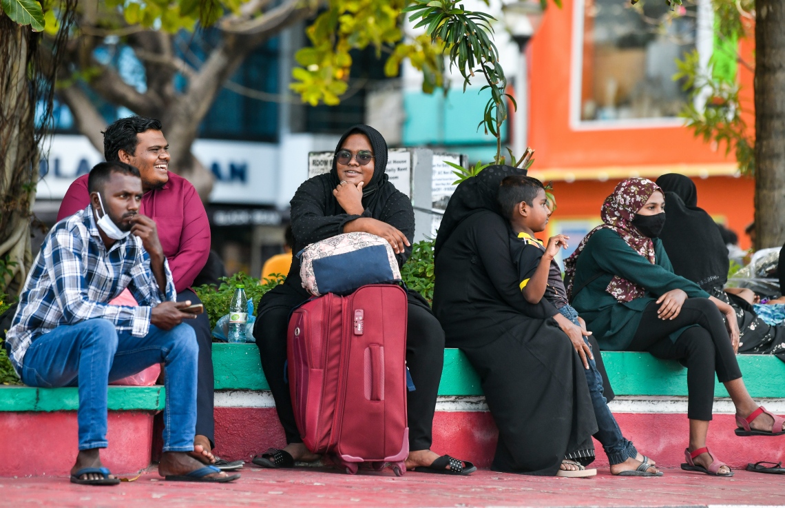 ލޯންޗު ފުރާ ވަގުތުގެ އިންތިޒާރުގައި ޒުވާނުންތަކެއް ޖުމްހޫރީ މައިދާން ސަރަހައްދުގައި މަޑުކޮށްލައިގެން --.ފޮޓޯ:ނިޝާން އަލީ/މިހާރު