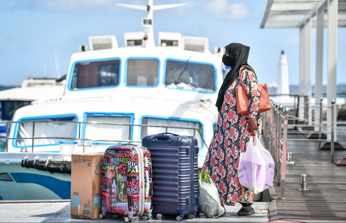 ރަށަކަށް ދިއުމަށް އުމުރުން ދުވަސްވީ އަންހެނަކު ލޯންޗުގެ އިންތިޒާރުގައި މަޑުކޮށްލައިގެން: --. ފޮޓޯ: ނިޝާން އަލީ /މިހާރު