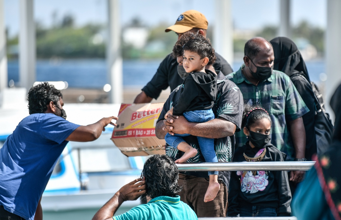 ޗުއްޓީ ނިންމާލުމަށްފަހު ރަށަށް ދިއުމަށް އާއިލާއެއް ލޯންޗައް އަރަނީ --. ފޮޓޯ: ނިޝާން އަލީ /މިހާރު