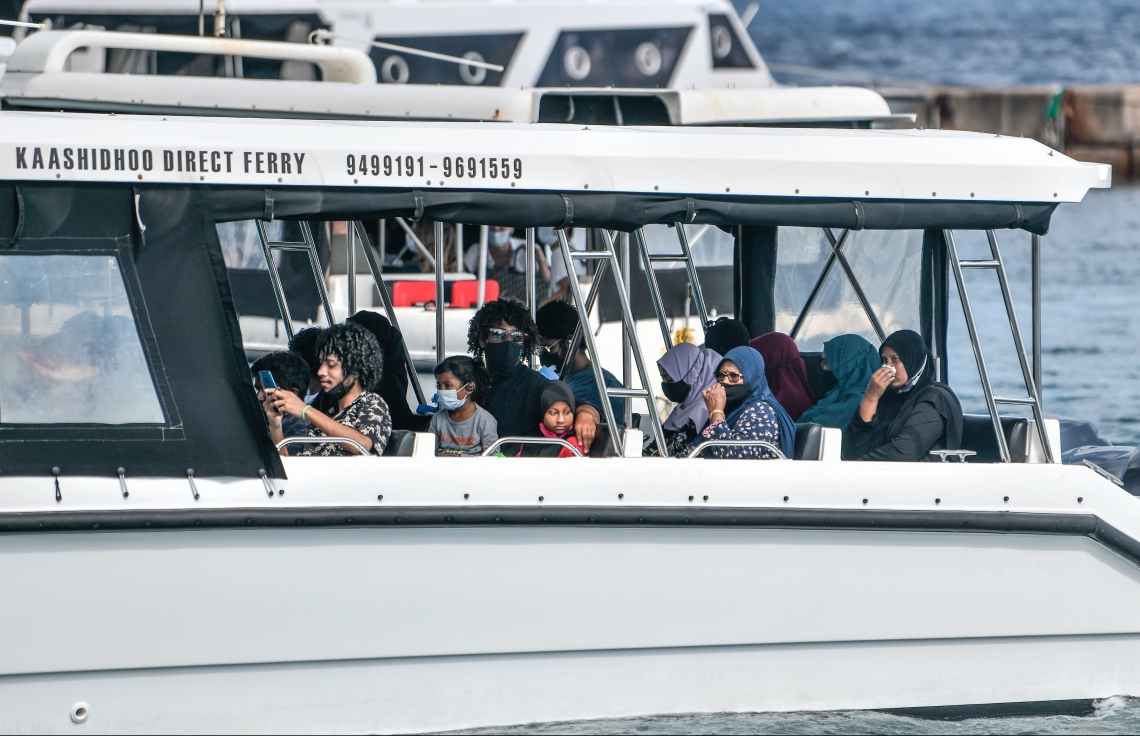 ޗުއްޓީ ނިންމާލުމަށްފަހު އެނބުރި ރަށަށް ދާބަޔަކު ގޮވައިގެން ލޯންޗެއް ނައްޓާލަނީ --.ފޮޓޯ: ނިޝާން އަލީ/މިހާރު