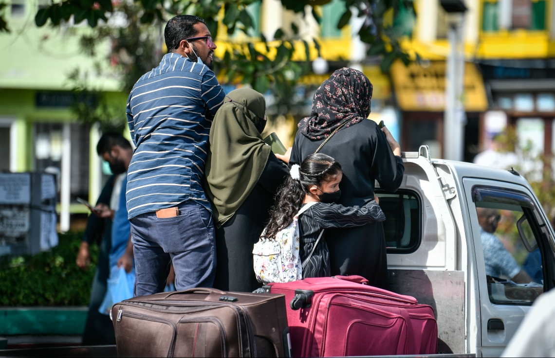 ރަށަށް އެނބުރި ދިއުމަށްޓަކައި އާއިލާއެއް ޕިކަޕުގައި އެމްއެމްއޭ ސަރަހައްދަށް ދަނީ، ރާއްޖެތެރެއަށް ދަތުރުކުރާ ގިނަ ލޯންޗުތައް ކައިރިކުރަނީ އެމްއެމްއޭ ސަރަހައްދަށް --. ފޮޓޯ: ނިޝާން އަލީ /މިހާރު