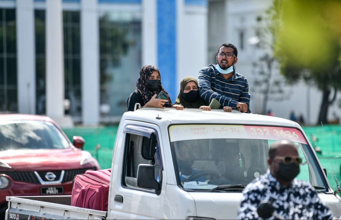 ރަށަށް އެނބުރި ދިއުމަށްޓަކައި އާއިލާއެއް ޕިކަޕުގައި އެމްއެމްއޭ ސަރަހައްދަށް ދަނީ، ރާއްޖެތެރެއަށް ދަތުރުކުރާ ގިނަ ލޯންޗުތައް ކައިރިކުރަނީ އެމްއެމްއޭ ސަރަހައްދަށް --. ފޮޓޯ: ނިޝާން އަލީ /މިހާރު