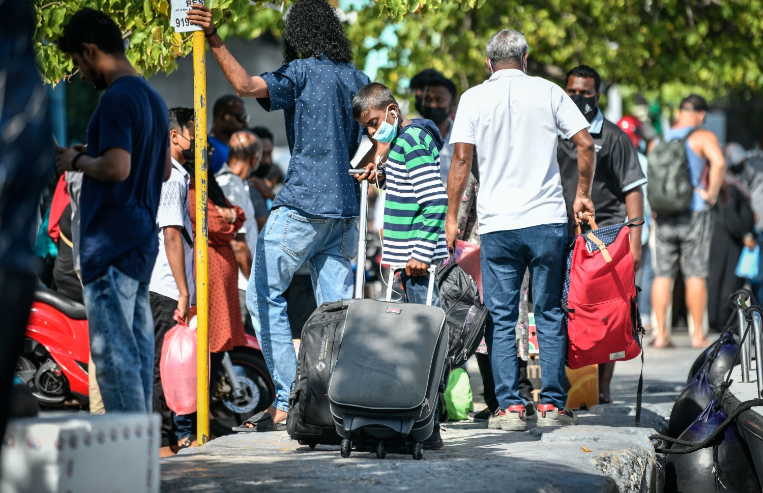 ފުރަން ގޮސްތިބި ބަޔަކު އެމްއެމްއޭ ސަރަހައްދުން ހިނގާފައި ދަނީ --ފޮޓ:ނިޝާން އަލީ/މިހާރު