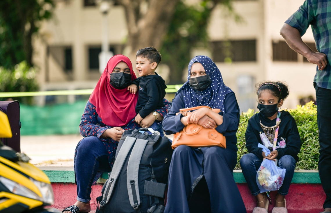 ރަށަކަށް ފުރަން ގޮސް ތިބި ބަޔަކު ޖުމްހޫރީ މައިދާނުގައި މަޑުކޮށްލައިގެން--. ފޮޓޯ: ނިޝާން އަލީ/މިހާރު