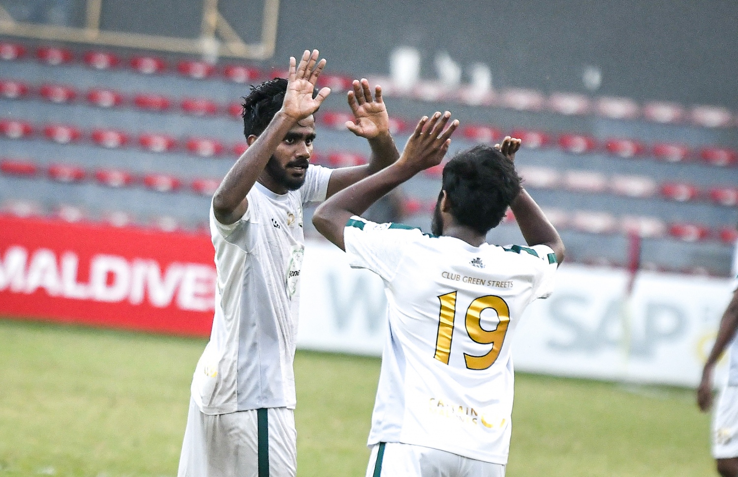 ގްރީންގެ ކުޅުންތެރިން ލަނޑު ޖެހުމަށް ފަހު އުފާފާޅު ކުރަނީ --- ފޮޓޯ: ފަޔާޒު މޫސާ | މިހާރު