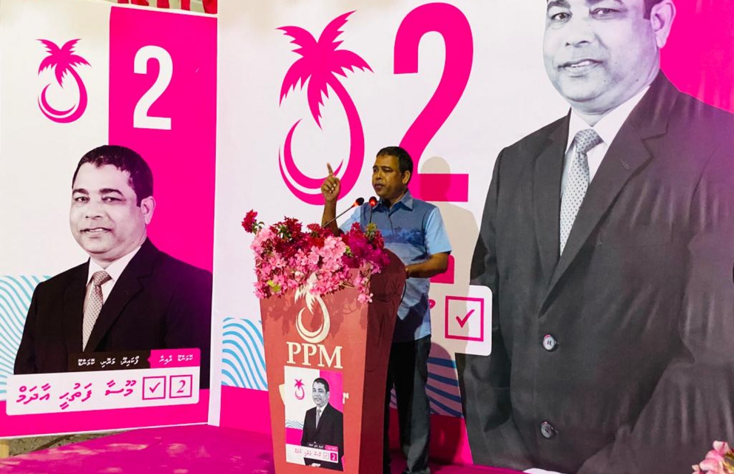 ފަތުހީގެ ކެމްޕޭން ޖަލްސާއެއްގައި އޭނާ ވާހަކަ ދައްކަވަނީ.