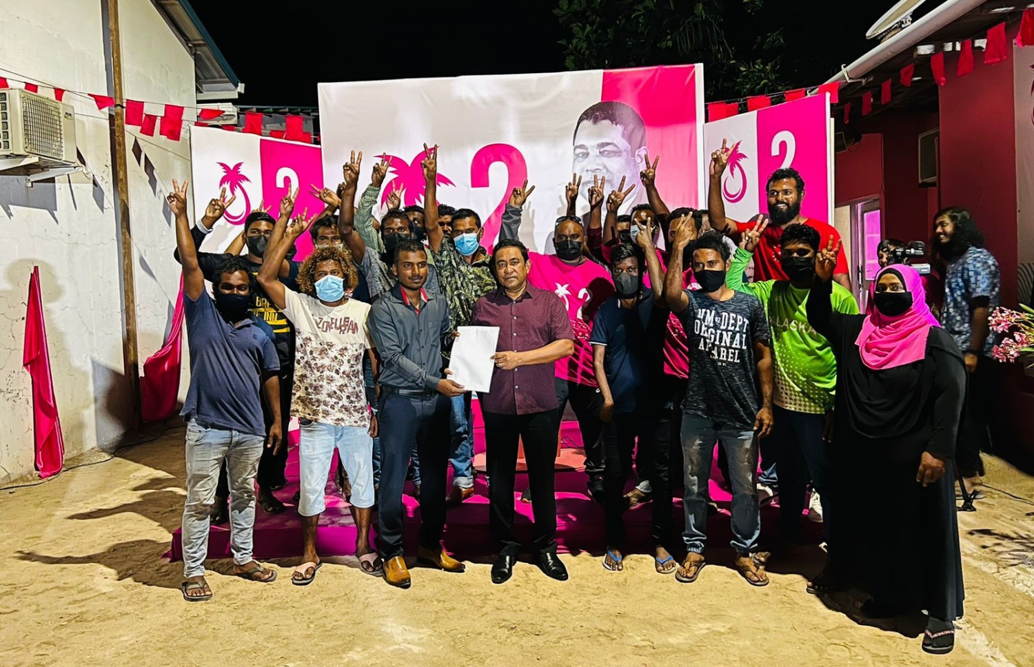 ޕީޕީއެމްގެ ކެންޑިޑޭޓް މޫސާ ފަތުހީގެ ކެމްޕޭންގައި ޔާމީން އެ ދާއިރާގެ ރައްޔިތުންތަކަކާ އެކު. -- ފޮޓޯ/ ޕީޕީއެމް