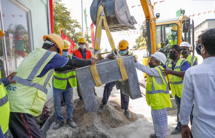 ހޯރަފުށީގެ މަގުތައް ހަދަން ފަށައިފި