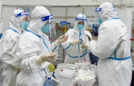 This photo taken on January 16, 2022 shows health workers collecting samples to be tested for the Covid-19 coronavirus in Ningbo in China's eastern Zhejiang province. -- Photo: AFP