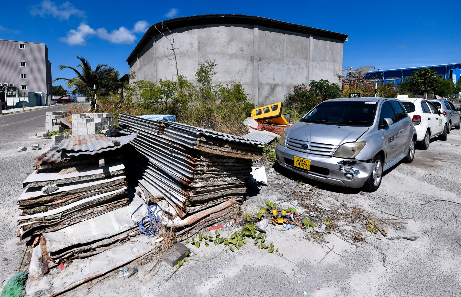 ހުޅުމާލޭގެ އިންޑަސްޓްރިއަލް ސަރަހައްދުގައި ބޭނުންނުކުރާ ވެހިކަލްތަކާ ގިނަ އަދަދެއްގެ ޓިނުތައް ފުންޏަކަށް ޖަހާފައި: ހުޅުމާލޭގައި އެޗްޑީސީން މުނިސިޕަލްގެ ހިދުމަތްދޭ ގޮތް މޮނިޓާކުރާނެ ބަޔަކު ހޯދަން މާލޭ ސިޓީ ކައުންސިލުން ވަނީ އިއުލާންކޮށްފައި -- ފޮޓޯ: ފަޔާޒު މޫސާ | މިހާރު