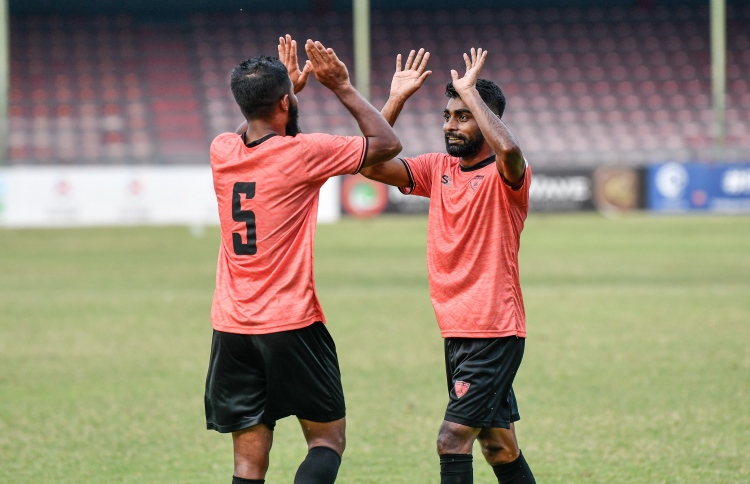 ދަ ގްރާންޑޭ އަތުން އީގަލްސް އަށް މުހިންމު މޮޅެއް