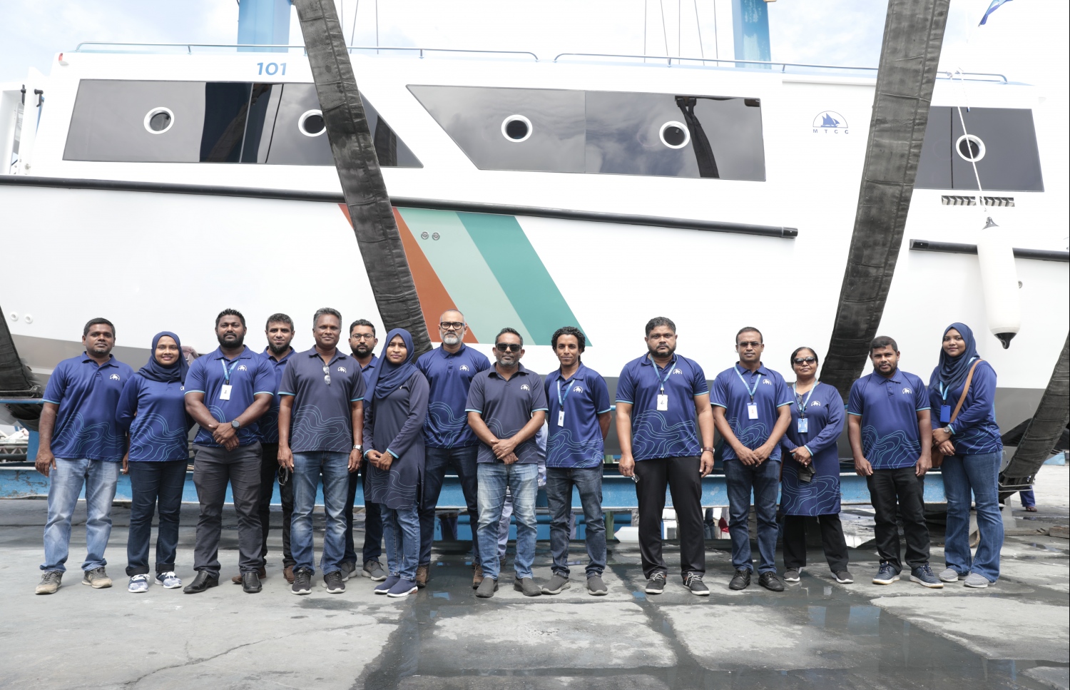 އެމްޓީސީސީގެ މެނޭޖިން ޑިރެކްޓަރު އާޒިމް އެކުންފުނީގައި މަސައކަތް ކުރާ ބައެއް އަންހެން މުވައްޒަފުންނާ އެކު--ފޮޓޯ:އެމްޓީސީސީ