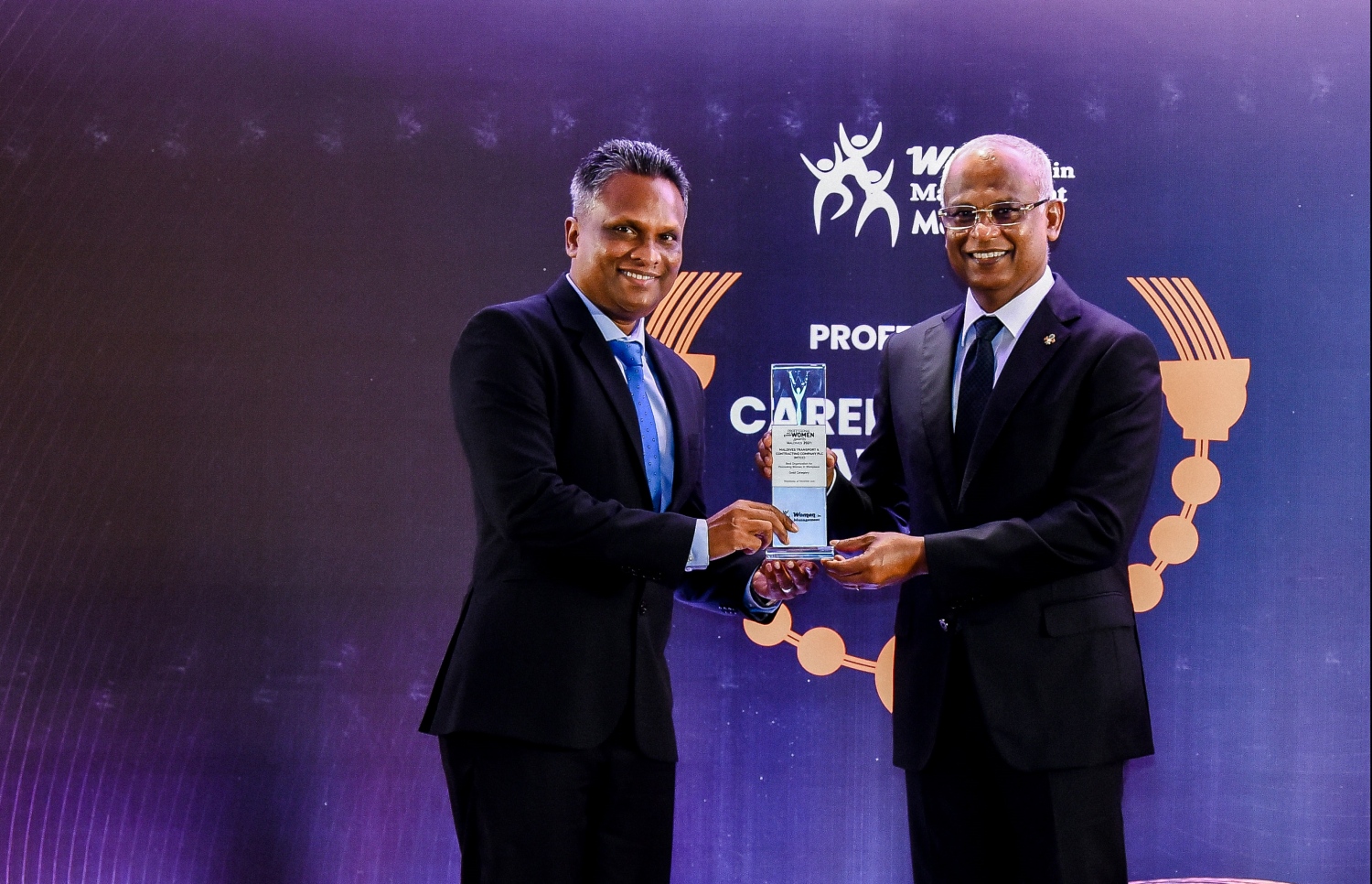 އެމްޓީސީސީގެ މެނޭޖިން ޑިރެކްޓަރު އާޒިމް އާއި ރައީސް އިބްރާހިމް މުހައްމަދު ސޯލިހު އެމްޓީސީސީގެ 41 ވަނަ އަހަރީ ދުވަސް ފާހަރަކުރަން ބޭއްވި ހަފްލާގެ ތެރެއިން--ފޮޓޯ:އެމްޓީސީސީ