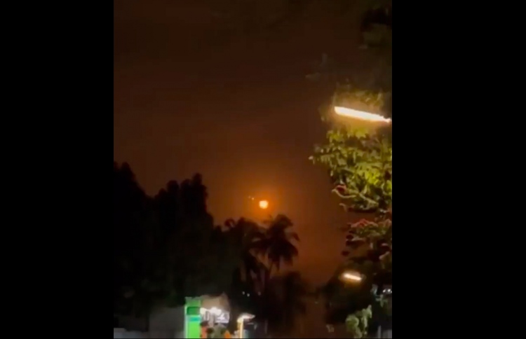 މަތިން ދިޔަ ބޮޑު އަލިގަނޑެއް ފެނުނުތަ؟