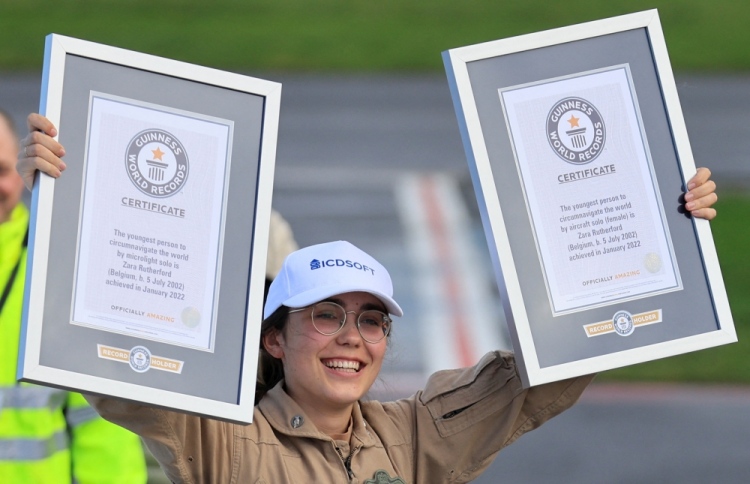 ދުނިޔެ ވަށާ ބުރެއްޖަހައިގެން ޕައިލެޓަކަށް ރިކޯޑެއް