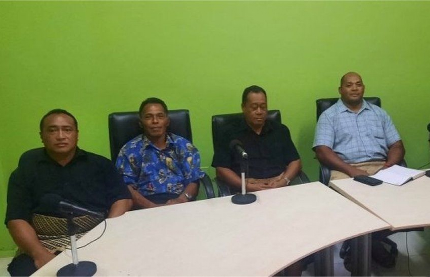 ޓޮންގާ އަށް އެރި ސުނާމީގައި ކިރިޔާ ފުރާނާ ސަލާމަތްވި ބައެއް މީހުން އެ ވާހަކަ ބީބީސީ އަށް ކިޔައިދެނީ؛ އެއް ދުވަސް ވަންދެން ކަނޑުމަތިވި ލިސަލާ ފަލޯ (ވ-2).-- ފޮޓޯ: ރޮއިޓާސް