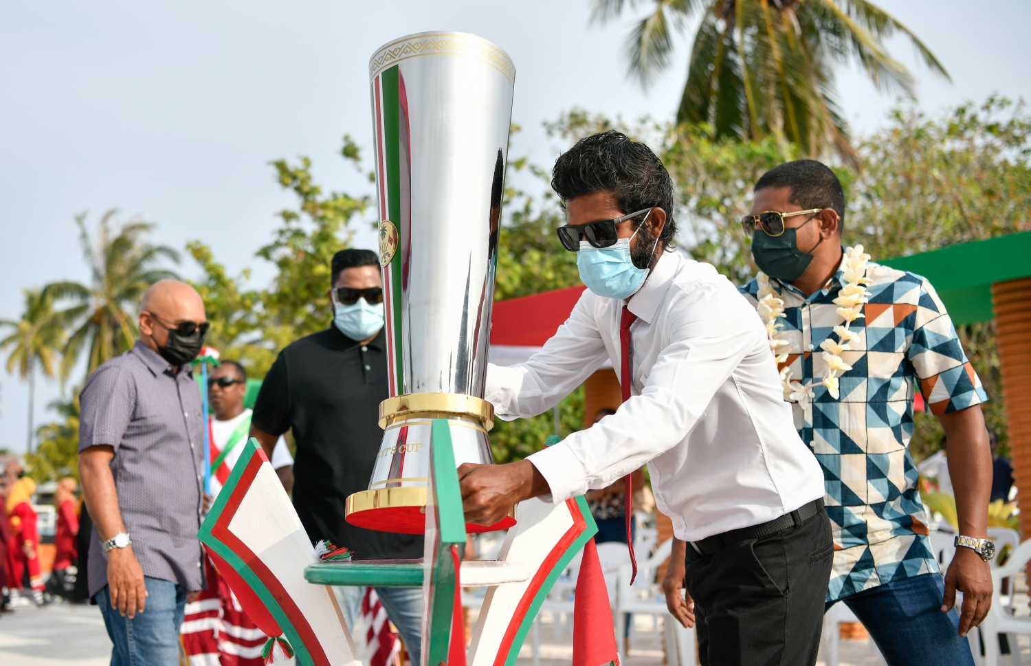 އަލިފުށީ ކައުންސިލްގެ ރައީސް އިމްރާން ޕްރެޒިޑެންޓްސް ކަޕްގެ ތަށި ބަހައްޓަނީ --- ފޮޓޯ: ނިޝާން އަލީ/ މިހާރު