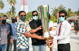 އަލިފުށީ ކައުންސިލްގެ ރައީސް އިމްރާން (ކ) އައި އެފްއޭއެމްގެ ރައީސް ބައްސާމް އަދި ސްޕޯޓްސް މިނިސްޓަރު މަހުލޫފް ޕްރެޒިޑެންޓްސް ކަޕާއެކު ފޮޓޯއެއް ނަންގަވަނީ.--- ފޮޓޯ: ނިޝާން އަލީ/ މިހާރު