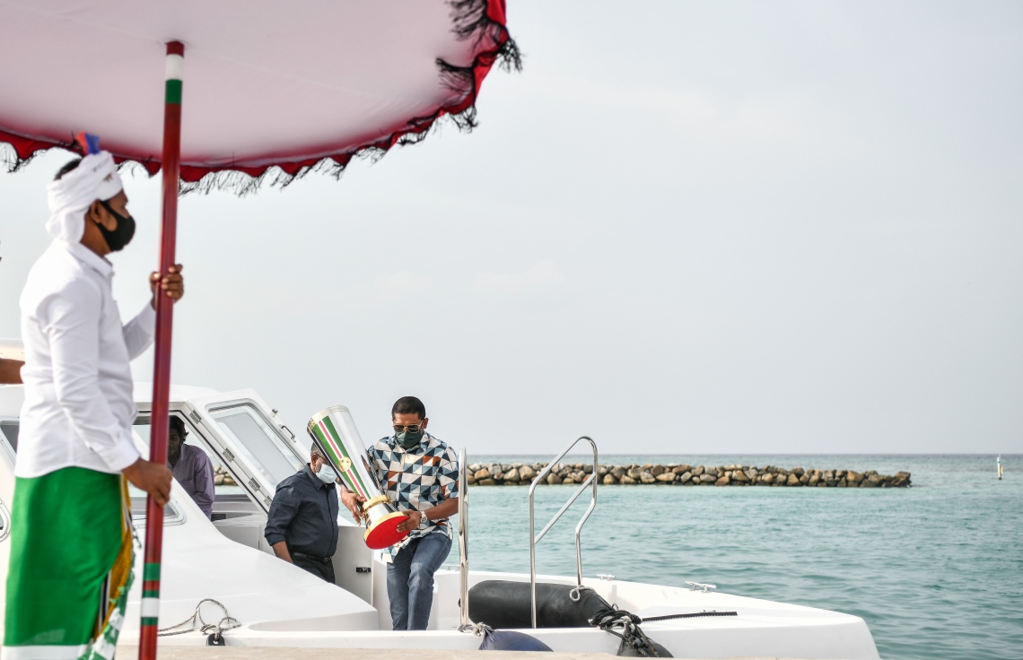 ތައްޓާއެކު އަލިފުއްޓަށް މަހްލޫފް ފައިބައިވަޑައިގަތުމުން، މަރުހަބާ ދަންނަވަނީ--. ފޮޓޯ: ނިޝާން އަލީ/މިހާރު