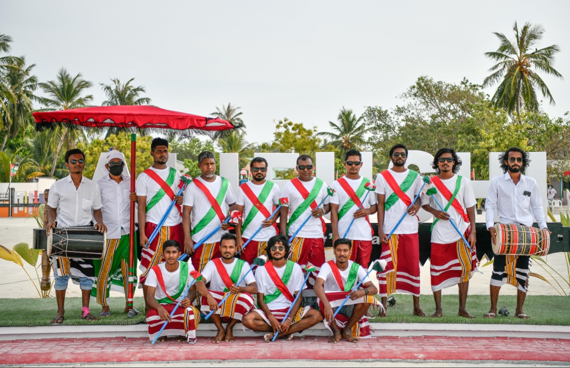 މެޗުބަލަން އަލިފުއްޓަށް އަންނަ އިސް ވަފުދުތަކަށް މަރުހަބާ ދަންނަވަން އެރަށު މީހުން ތައްޔާރުވެގެން--. ފޮޓޯ: ނިޝާން އަލީ/މިހާރު