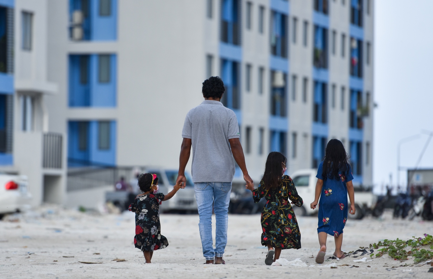 ހުޅުމާލޭގެ ހިޔާ ފްލެޓް ސަރަހައްދުން މީހަކު ކުދިންތަކަކާ އެކު ހިނގާފައި ދަނީ: ބޯހިޔާވަހިކަން ބޭނުންވާ އެންމެންނަށް ހަމަޖައްސައި ނުދެވުނަސް ގިނަ ބަޔަކަށް ފްލެޓް ދިނުމަކީ އަމާޒު ކަމަށް ހައުސިން މިނިސްޓްރީން ބުނޭ. -- ފޮޓޯ | މިހާރު