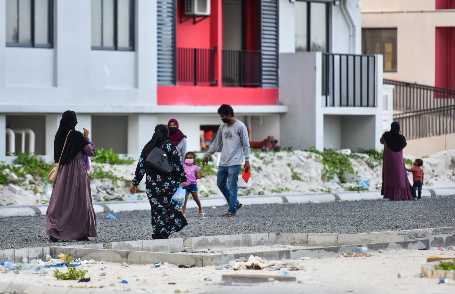 ހިޔާ އިން ފްލެޓް ލިބުނު ބަޔަކު ހަވީރު ފިންޏަށް ހިނގާލަން ނިކުމެ-- ފޮޓޯ: ފަޔާޒު މޫސާ/ މިހާރު